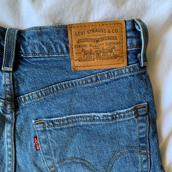 SOLD Levi’s Ribcage Shorts - Picture 6 of 6